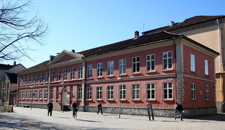 bilde av fasaden op Latinskolen i Kristiansand sentrum - Klikk for stort bilde