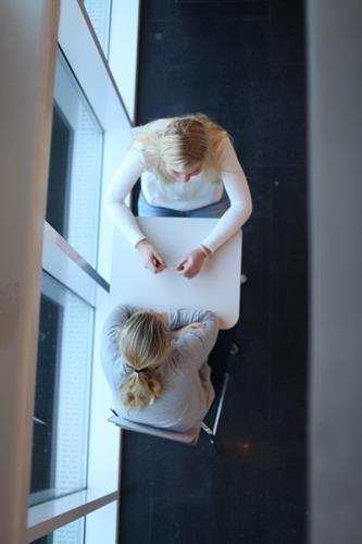 Bilde av to elever ved et bord sett ovenfra - Klikk for stort bilde