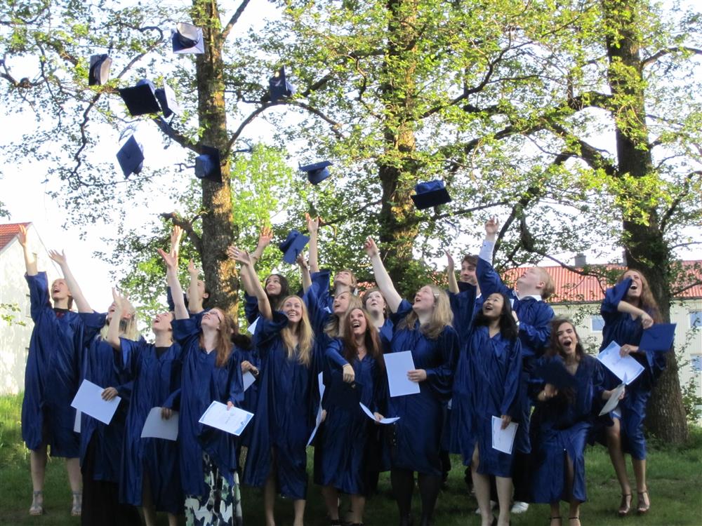 IB-elever kaster diplomaluene opp i lufta etter eksamen - Klikk for stort bilde