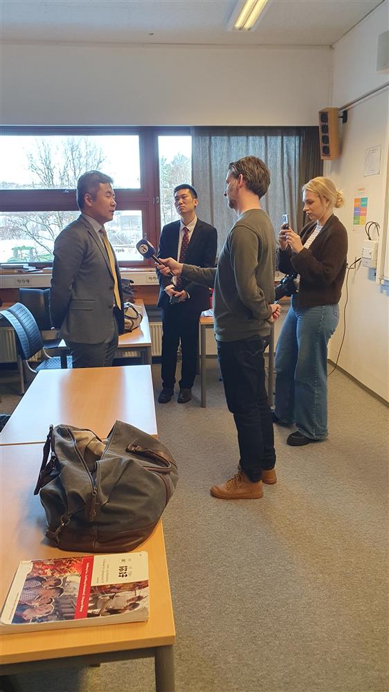 Journalister på besøk - Klikk for stort bilde