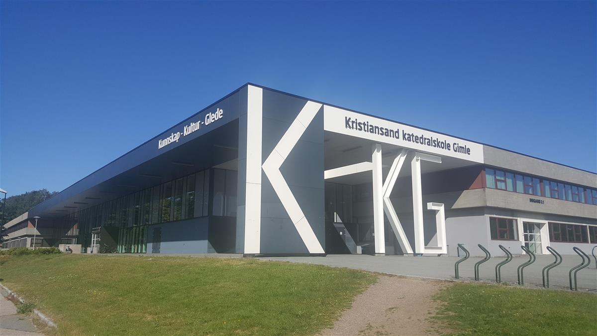 Bilde av fasaden på dagens skolebygg.  - Klikk for stort bilde